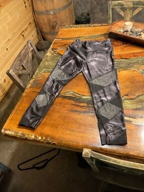 PINK Victoria's Secret Black & Gray Marble Active Leggings